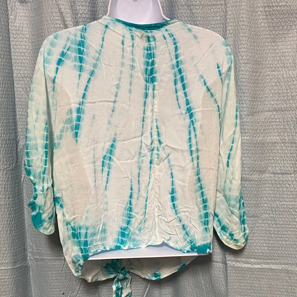 Chelsea & Theodore size small Tie-Dye Teal and White Top front tor unique sleeve - Picture 4 of 5